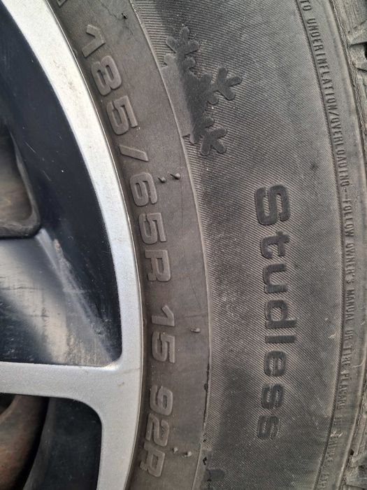 Sprzedam komplet kół zimowych wraz z kołpakami.