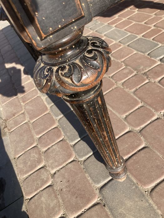 Zabytkowy rzeźbiony stół