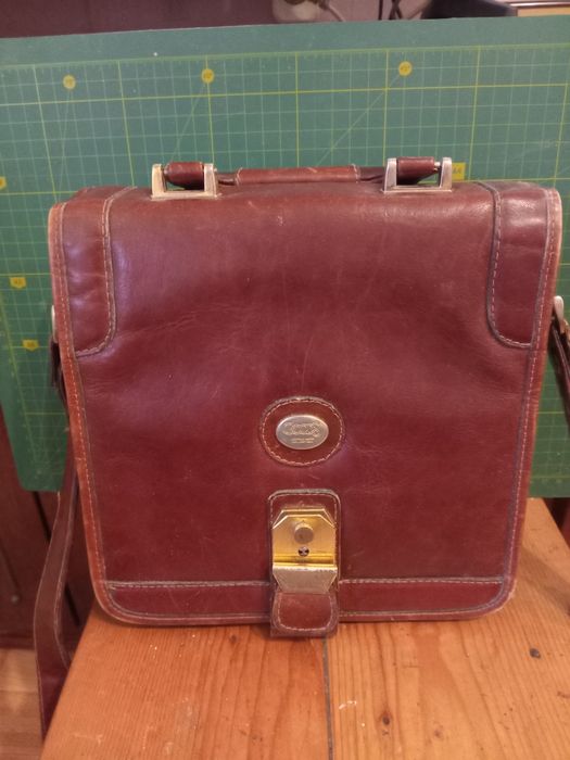 Шкіряна сумка с замком.