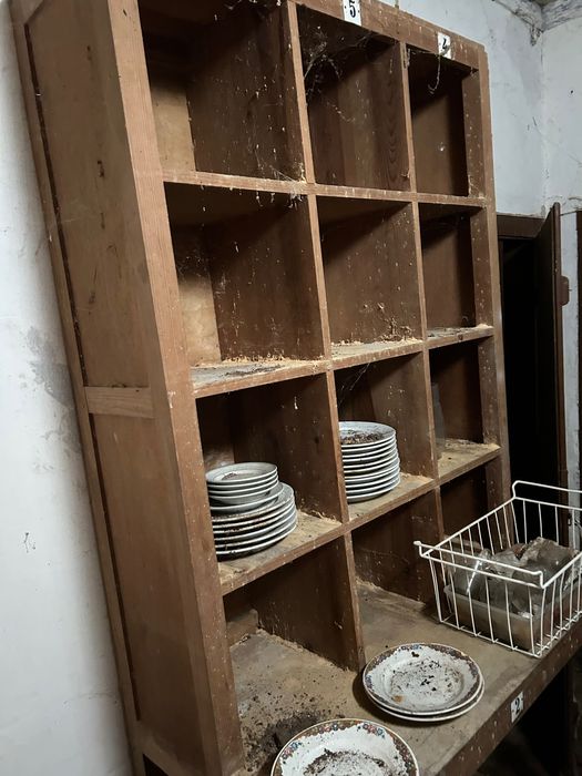 Móveis variados velhos