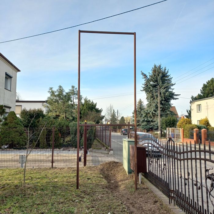 Metalowy postument na reklame