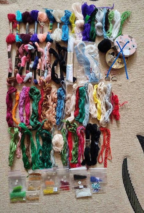 Набори для вишивання, схеми. Нитки, бісер (залишки)