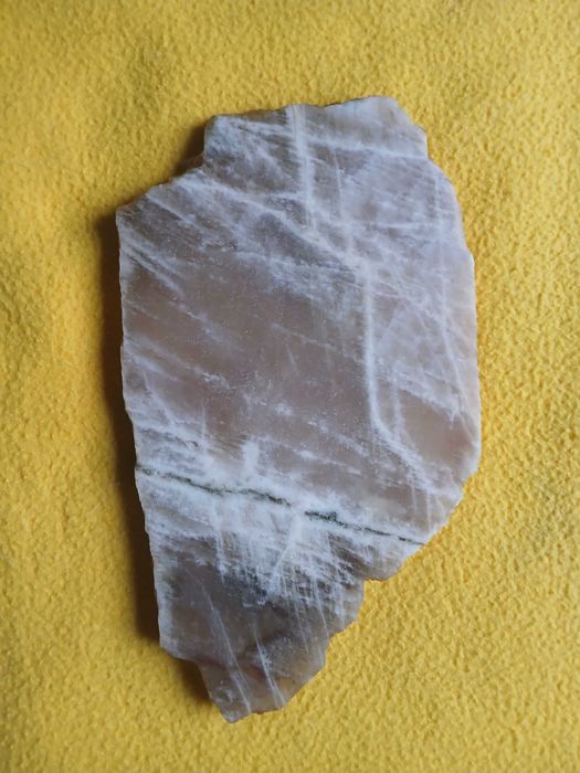 kamień księżycowy o srebrno niebieskiej poświacie