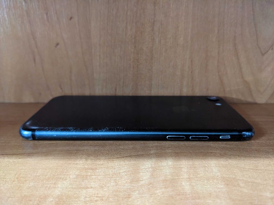 Смартфон Apple iPhone 7 A1778 32GB с кабелем зарядки