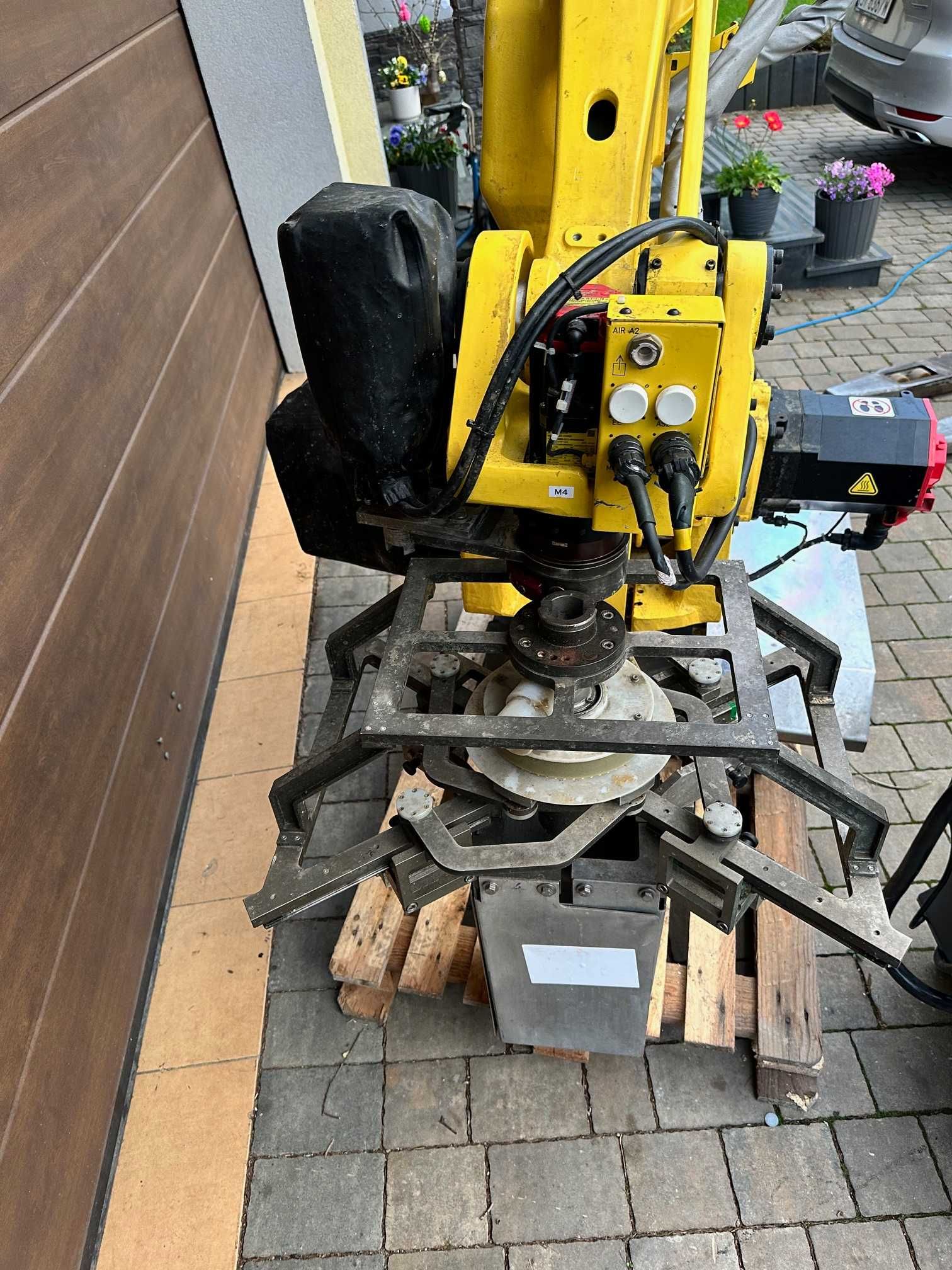 Manipulator, Robot paletyzujący Fanuc M-420iA z kontrolerem R-30iB