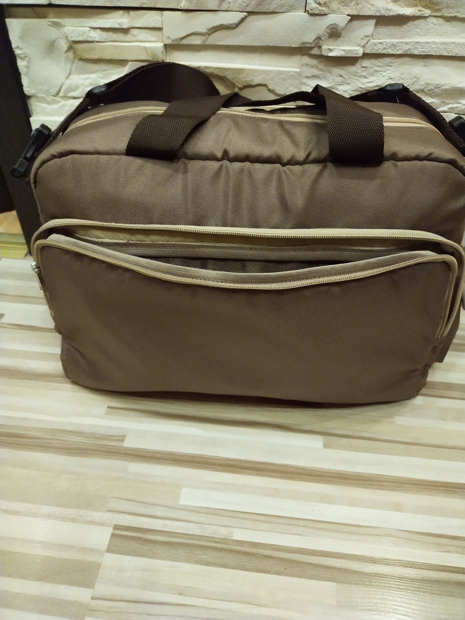 NOWA Torba z regulowanym paskiem.