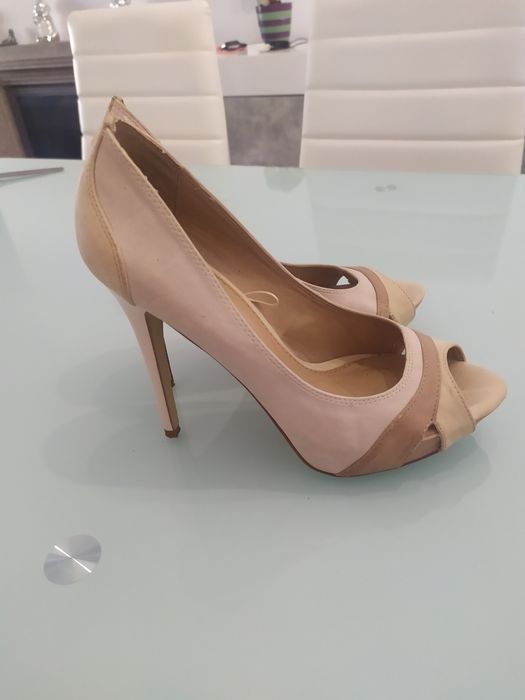 Sapatos de tacão