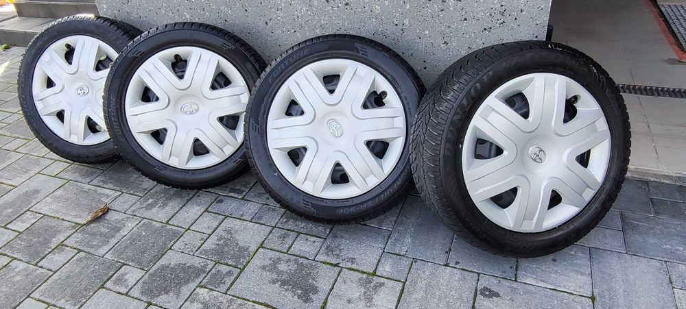 Kpl opon zimowych z felgami i kołpakami Toyota