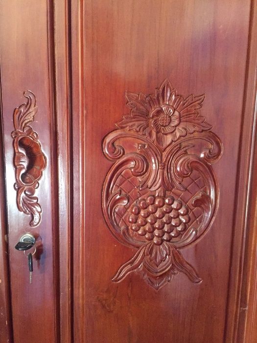 Szafa drewniana - ogromna, rzeźbiona, 213 cm wys. x 227 cm szer.