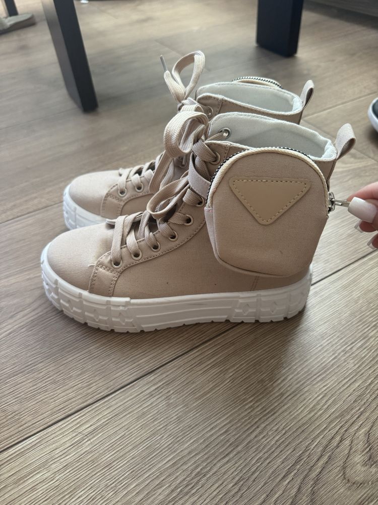 Beżowe buty z kieszonką
