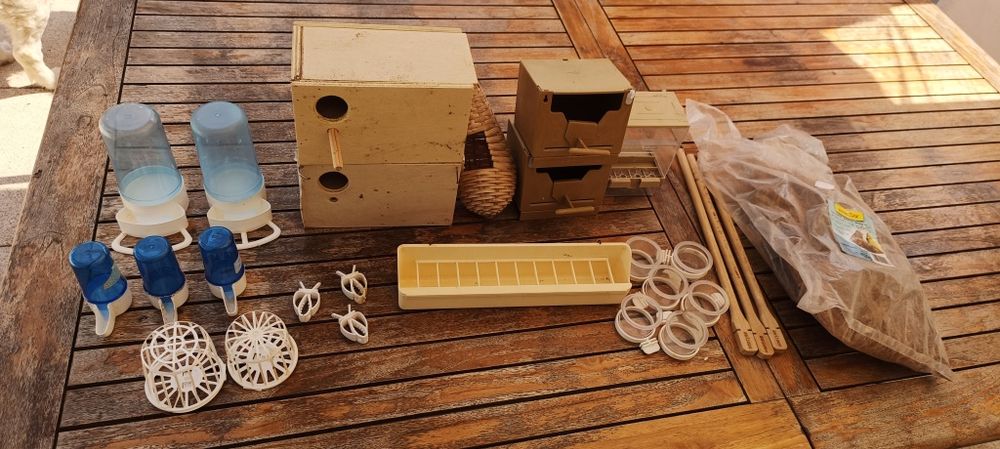 Ninhos, comedouros entre outro material