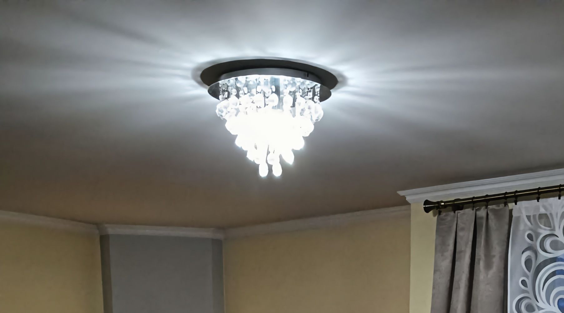 Lampa kryształowa do salonu