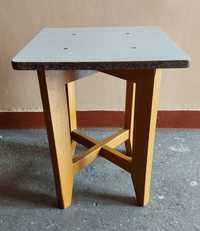 Taboret drewniany. Duży i solidny.