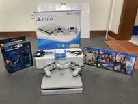PS4 500GB  + 2 comandos + 1 Auscultador + 3 Jogos