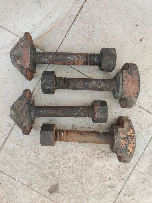 Болти кріплення контейнера (з гайками) б/у