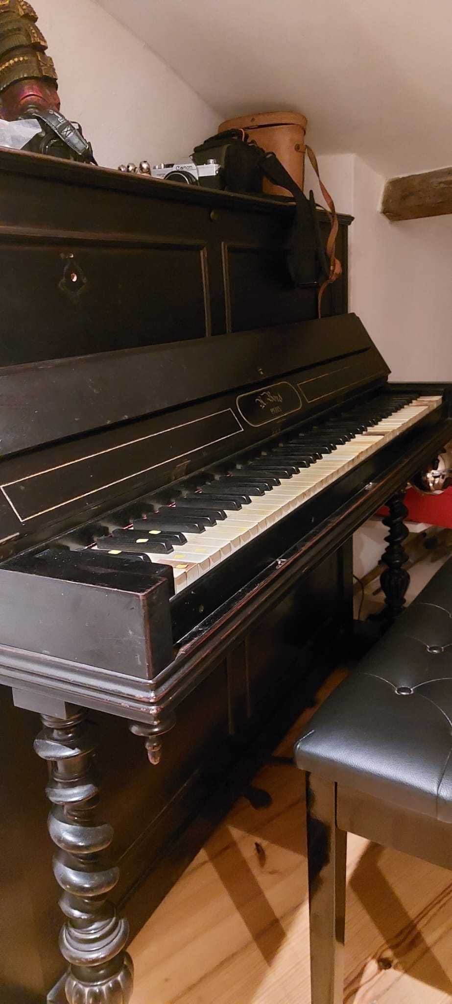 Piano antigo a precisar de arranjo