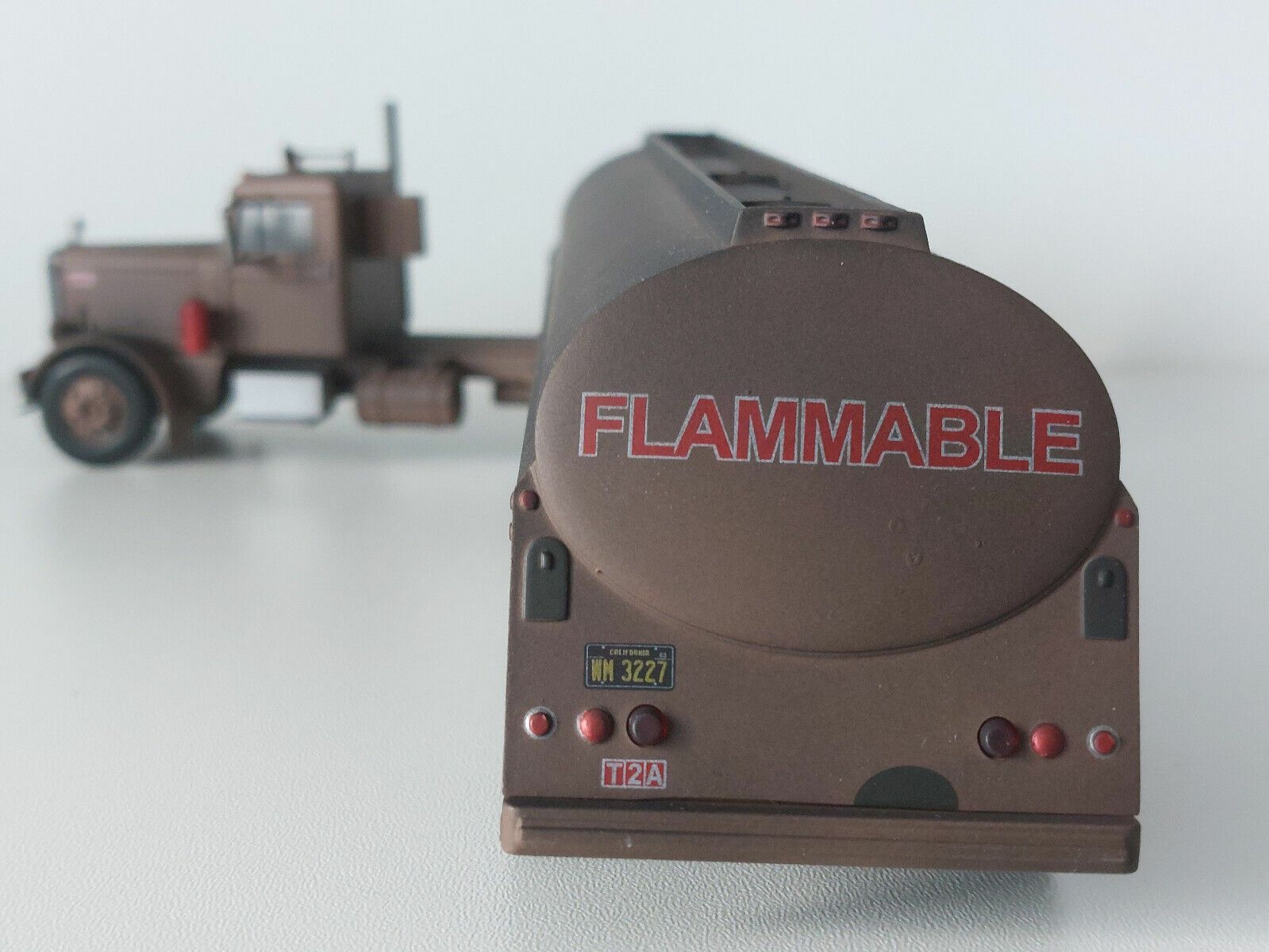 Peterbilt 281 с полуприцепом "Flammable" из кинофильма "Дуэль" 1:43