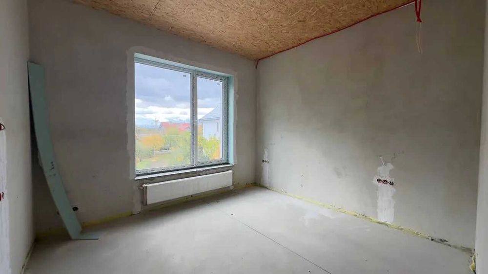 Зданий будинок поруч з містом