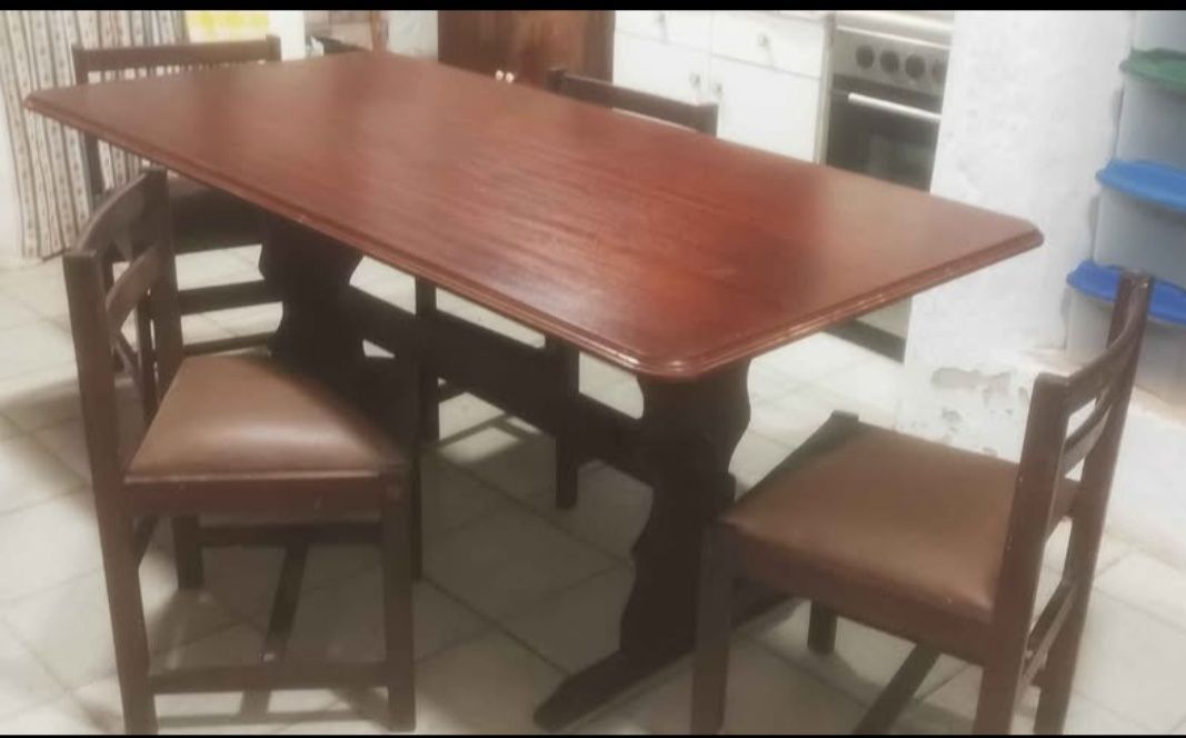 Mesa e 5 cadeiras madeira maciça