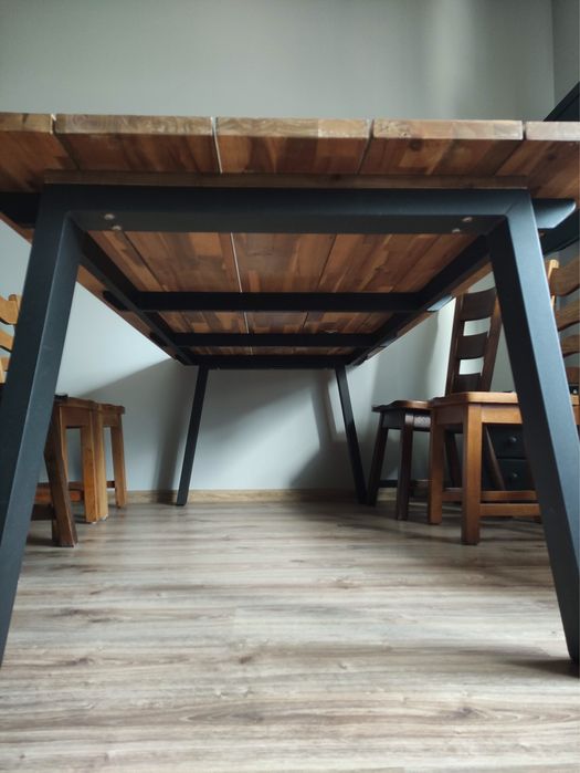 Solidny stół drewniany na metalowych nogach