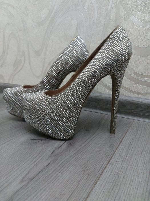 Туфли на высоком каблуке