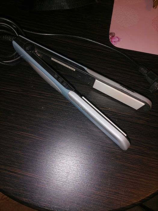 Плойка, утюжок для волос.