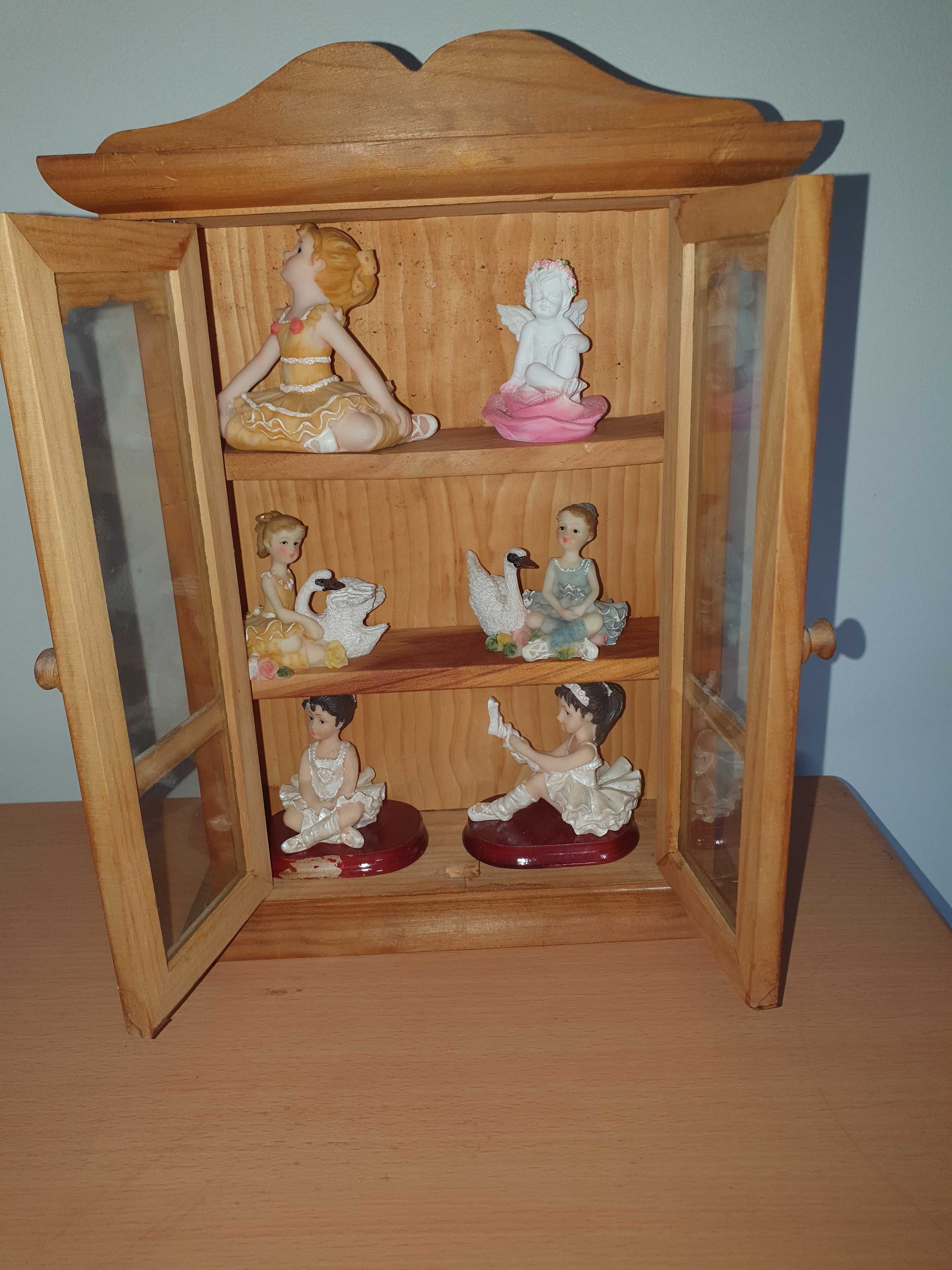 Vitrine de madeira com 2 portas de vidro, com 5 bailarinas e anjinho