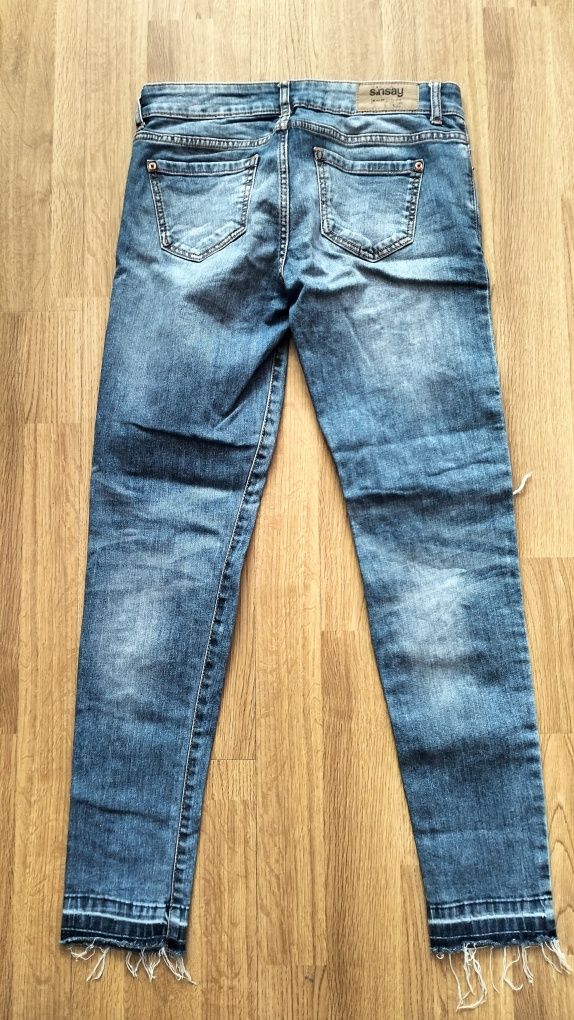Spodnie dżinsowe Sinsay jeansy z przetarciami