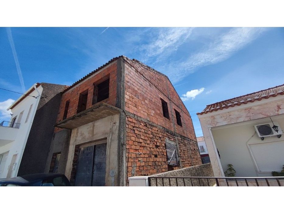 Terreno de 150 m² com construção inacabada próximo de Vila Viçosa.