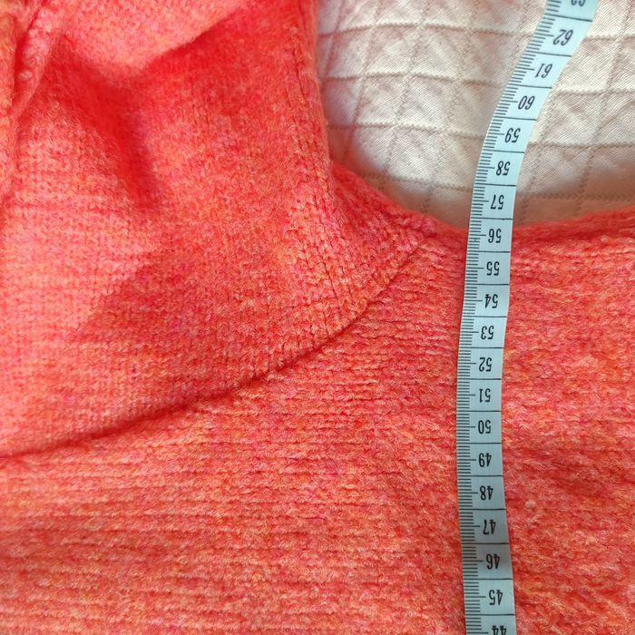 Sweter z plecionymi rękawami J&K