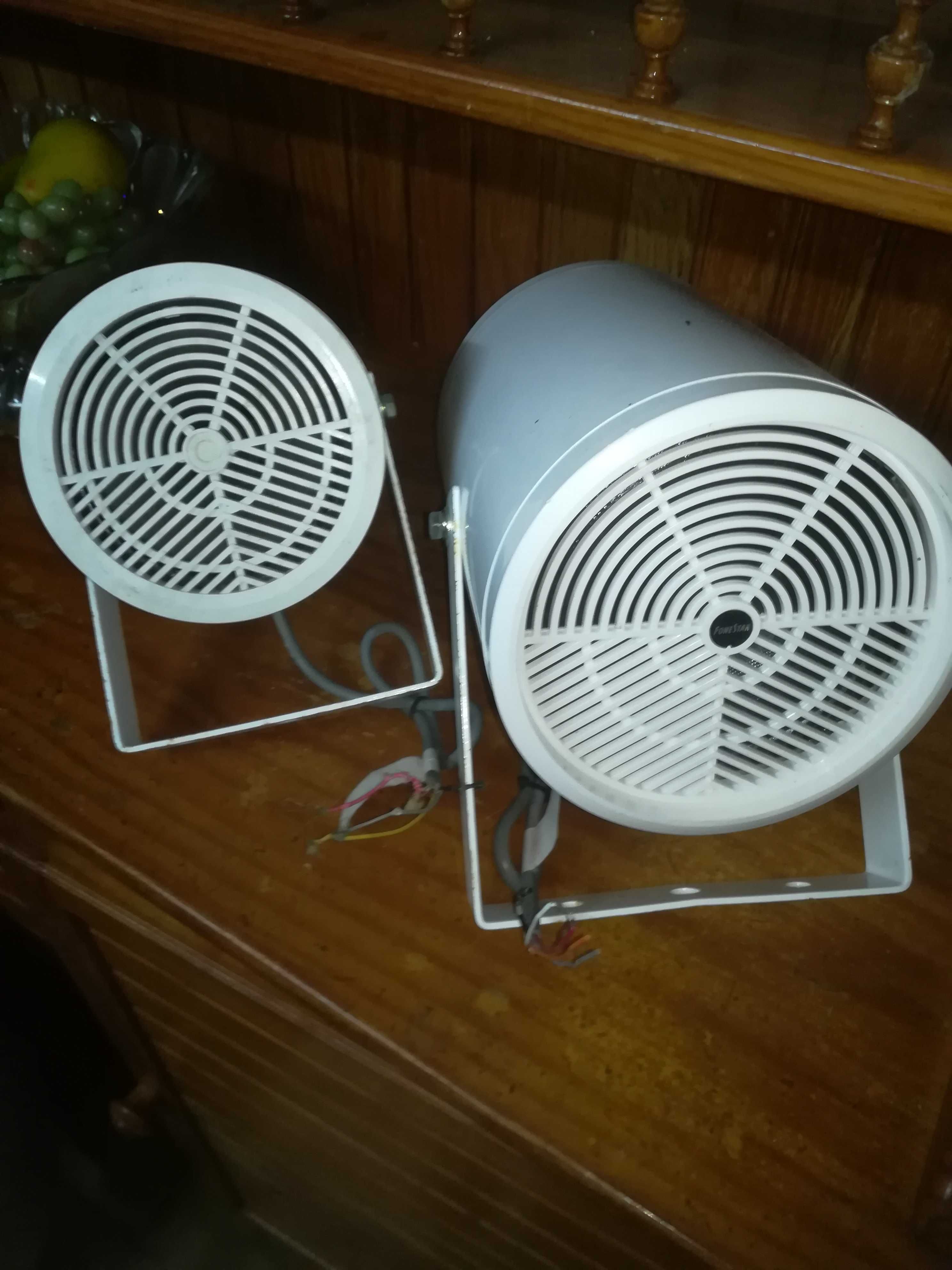 Leitor de VHS e colunas de som