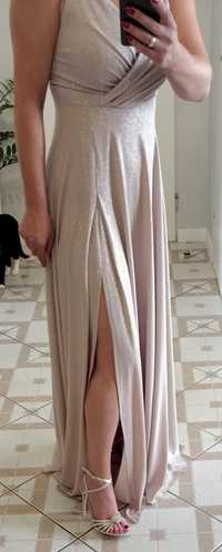 Piękna długa suknia w kolorze szampańskim.