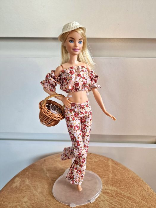 Piękna barbie w kwiatowym komplecie