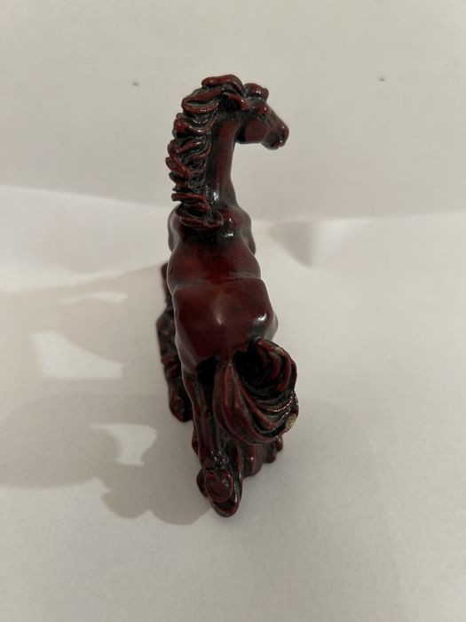 Figurka konia w kłusie