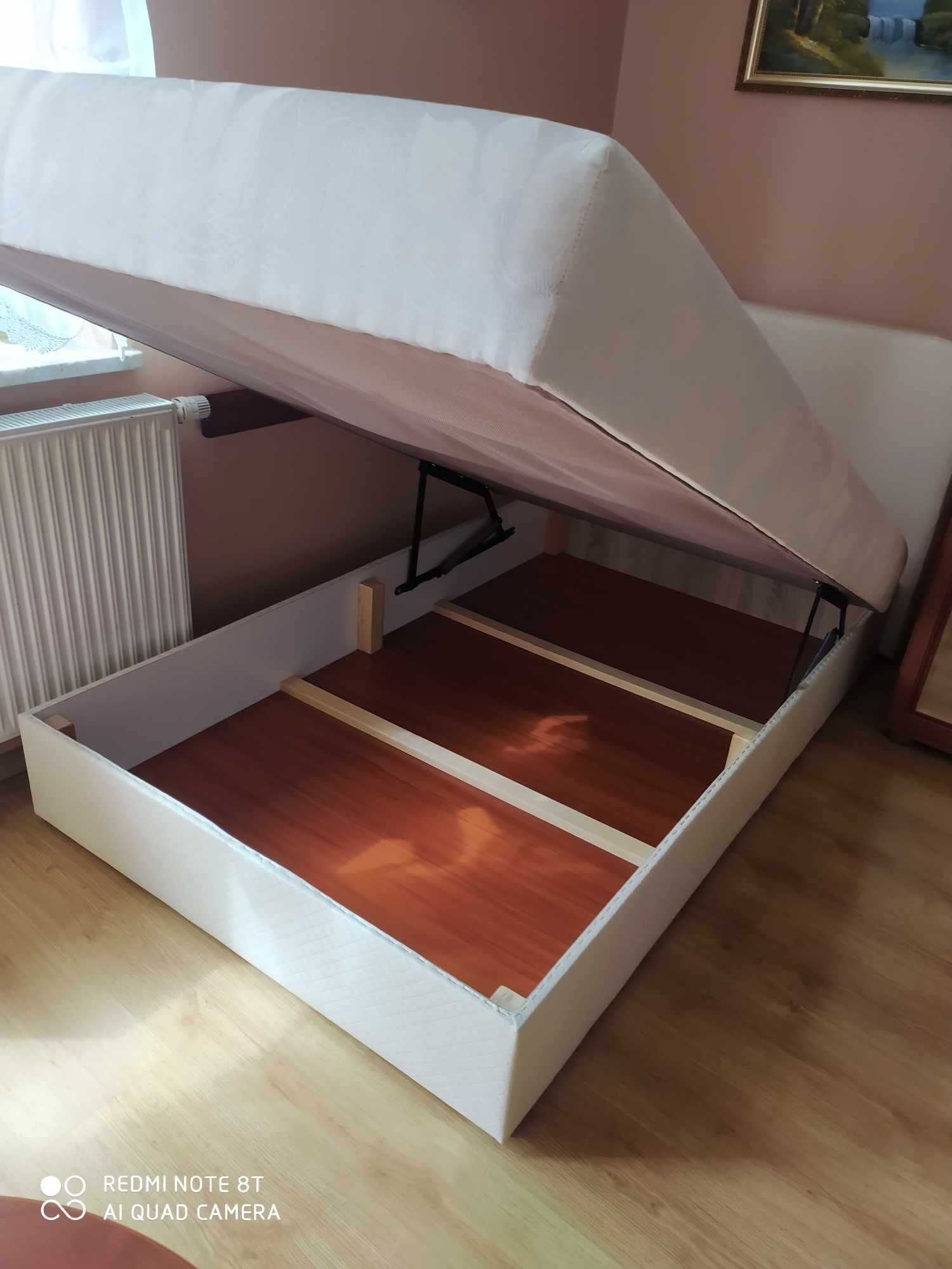 Łóżko z zagłówkiem