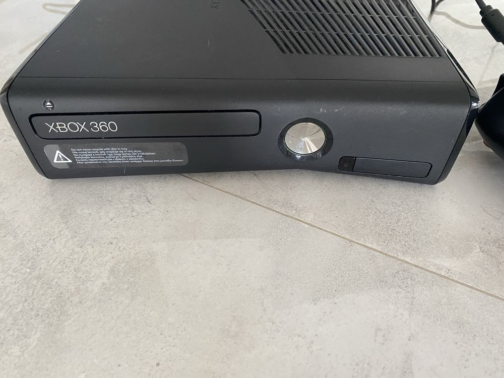 Xbox 360 z padem, kinectem i grami