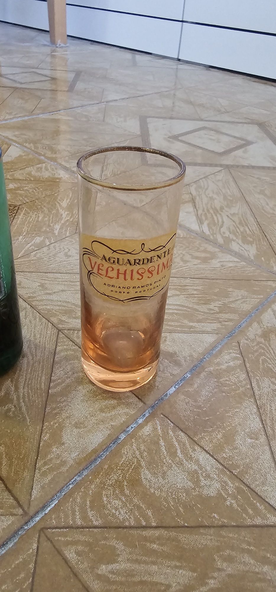 Copos de digestivo com publicidade a bebidas alcoólicas.