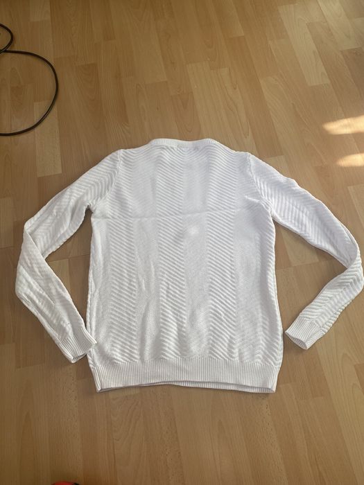 Белый свитер