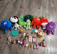 Zestaw kilkunastu drobnych zabawek i pluszaków