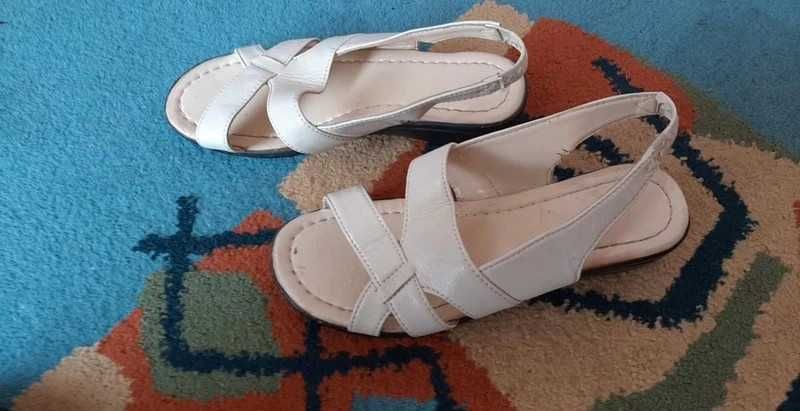 białe sandały dziewczęce