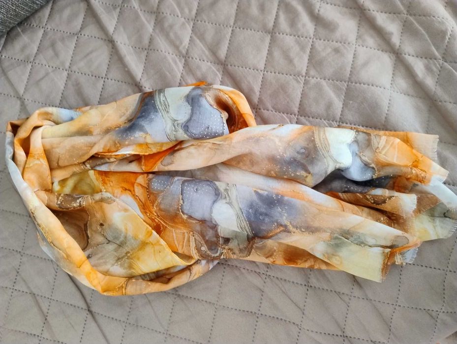 Delikatny szaliczek z wiskozy