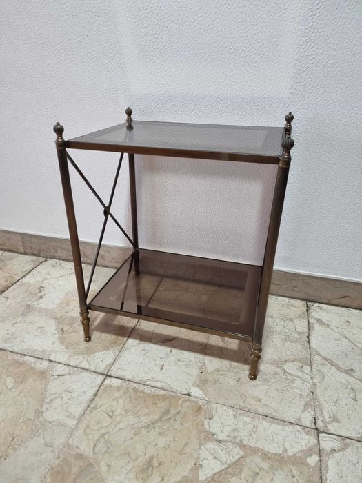 Mesa de Apoio em Vidro Fumado e Estrutura em Metal – Estilo Clássico