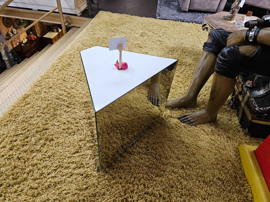 Mesa de centro espelhada nas laterais e lacada no ta