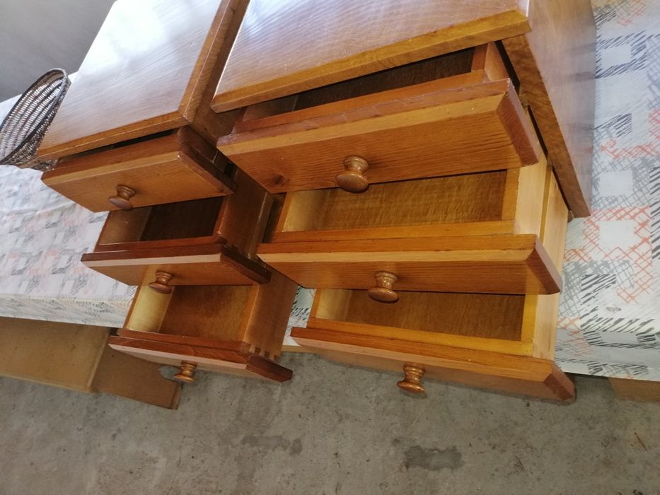 Mesinhas para quarto em madeira