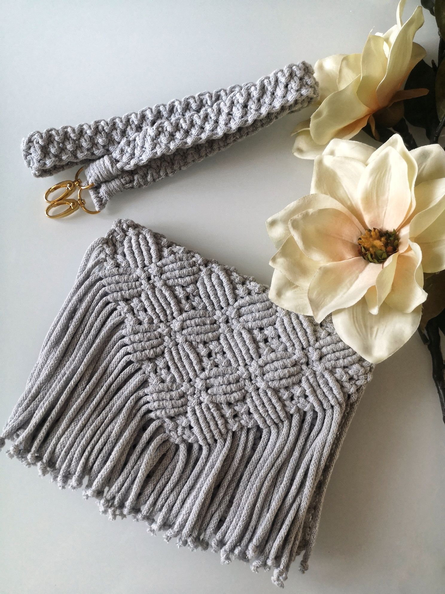 Torebka damska pleciona ze sznurka, listonoszka handmade z fredzlami