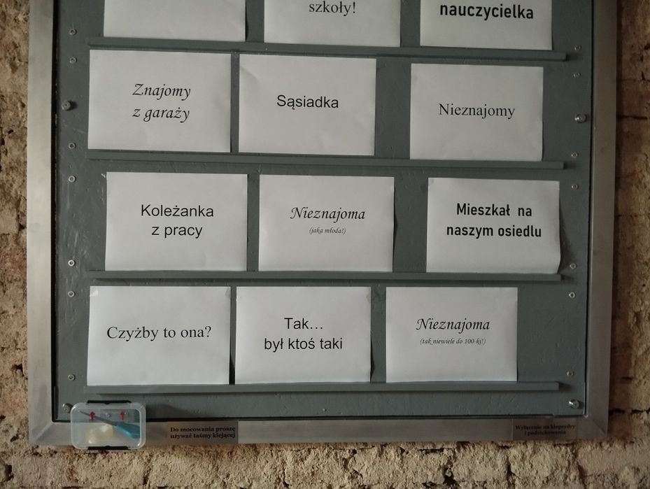 Tablica na nekrologi. Zawiadamianie o pogrzebach. Podziękowania.