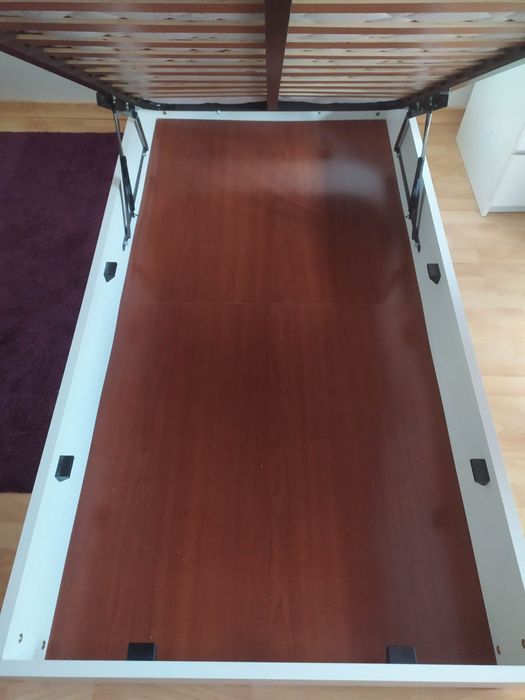 Cama solteiro com arrumação