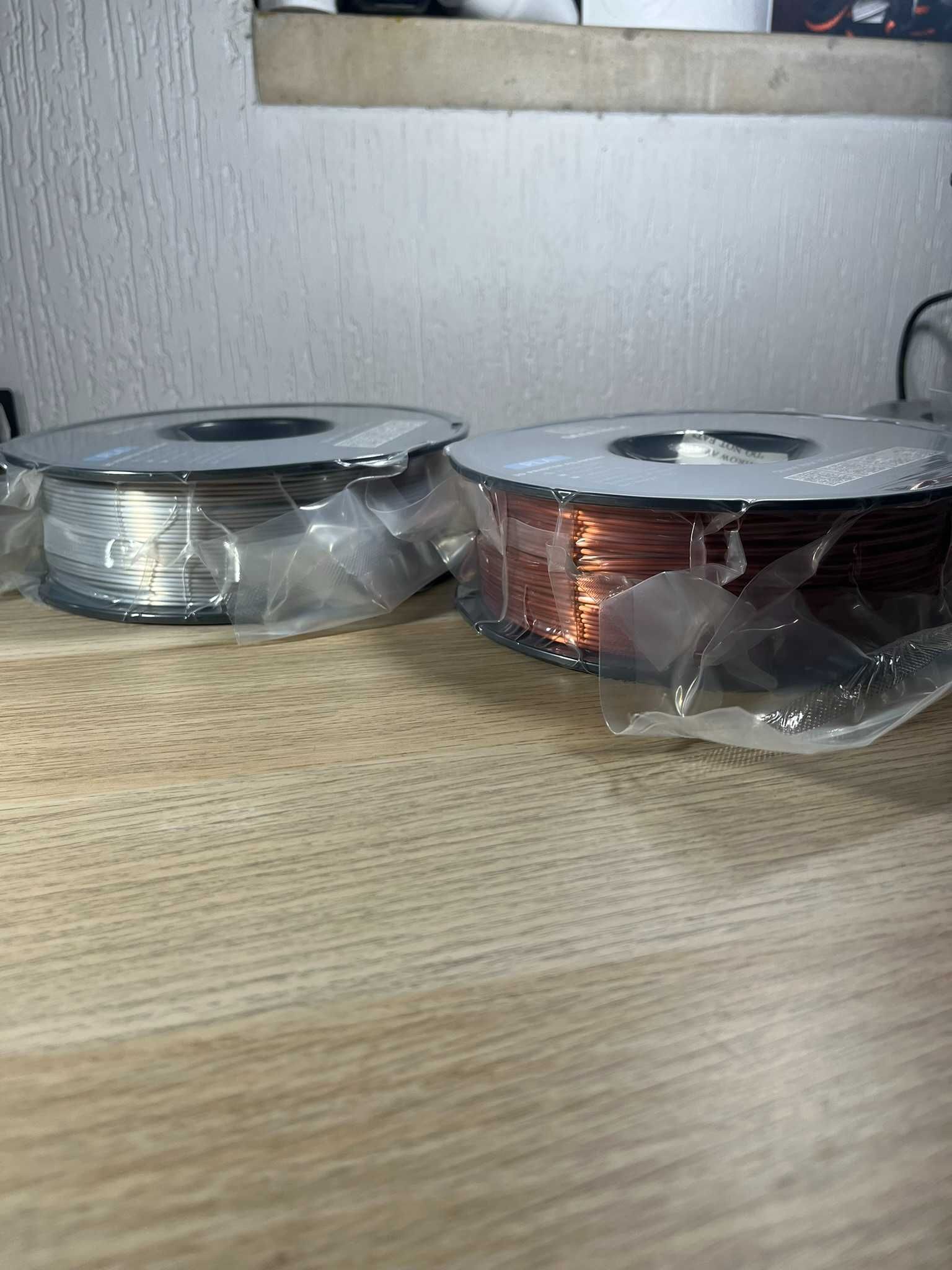 Rolos de filamento cor cobre e prateado efeito seda