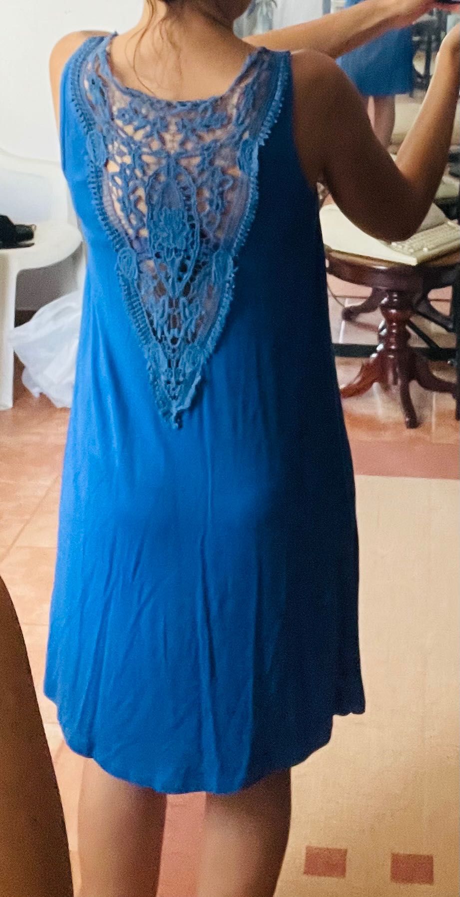 Vestido azul com costas rendilhadas