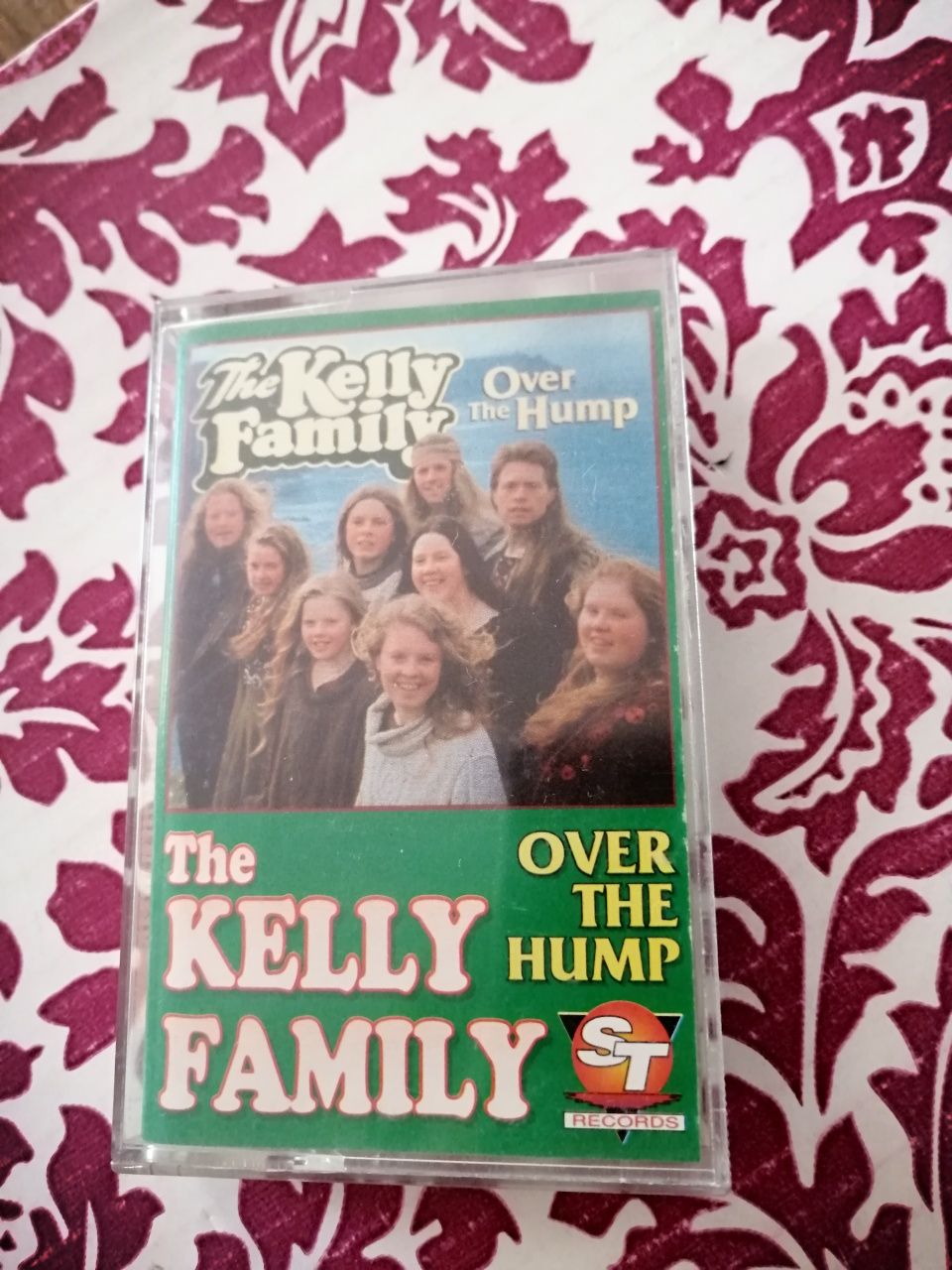 Kaseta magnetofonowa The Kelly Family Over the Hump